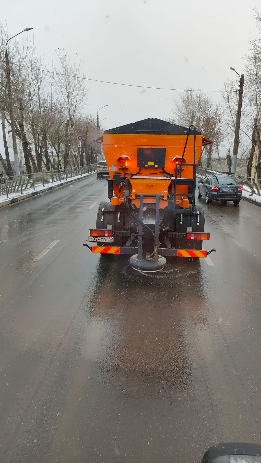 Спецтехника вышла на просыпание противогололедными материалами автомобильных дорог