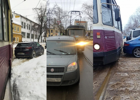 Неправильно припаркованные автомобили образуют задержки в движении трамваев