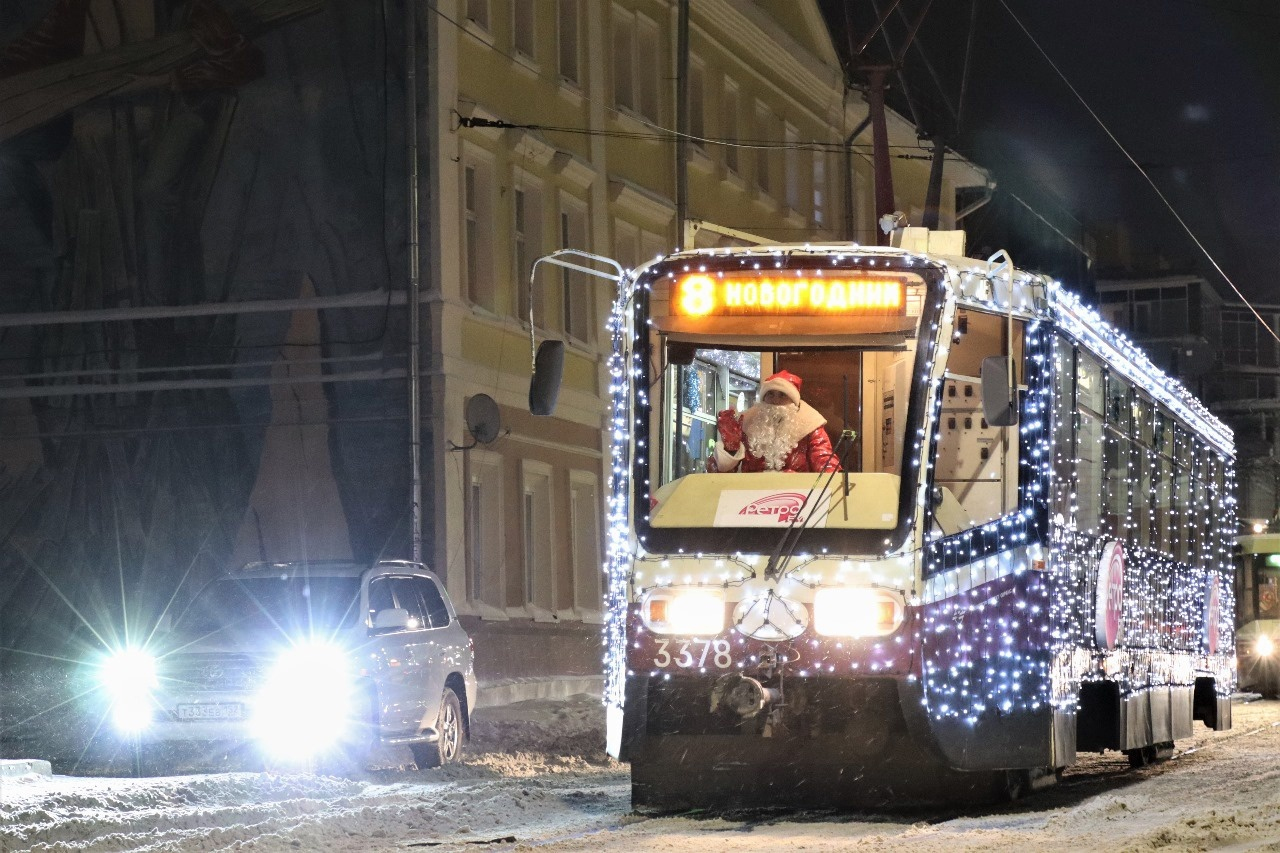 Транспорт Нижнего Новгорода украшают к Новому году